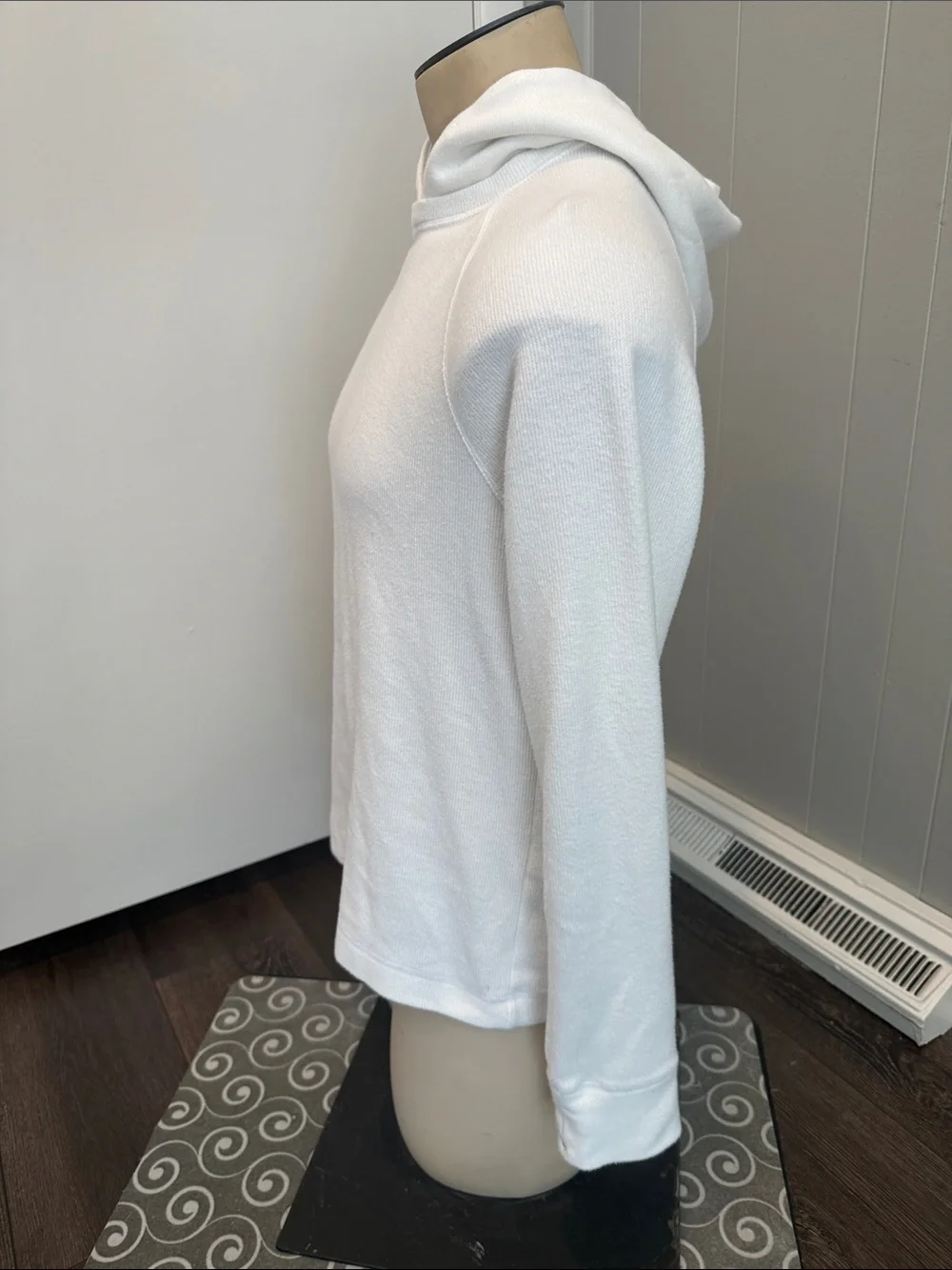 E Banana Republic Men’s Small White Hooded Knit Top